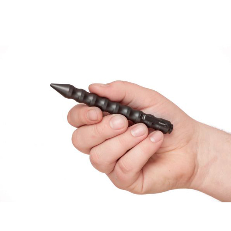 BÖKER PLUS KUBOTAN SST musta anodisoitu alumiini. Taskuklipsi ja päässä ikkunansärkijä. kuvattu kädessä ja mittakaavasta näkyy kompakti koko. 