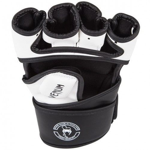 Loistavat Venum MMA- hanskat  ovat hyvät sparrihanskat ja otteluhanskat. Venumin mma hanskoista käytetty  Materiaali on 100% korkealaatuista skintexnahkaa. Kuvassa yksi mma hanska yläviistosta.