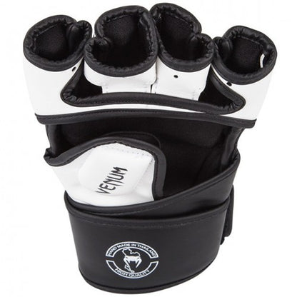 Loistavat Venum MMA- hanskat  ovat hyvät sparrihanskat ja otteluhanskat. Venumin mma hanskoista käytetty  Materiaali on 100% korkealaatuista skintexnahkaa. Kuvassa yksi mma hanska yläviistosta.