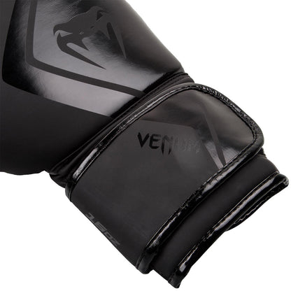 Venum contender 2.0 nyrkkeilyhanska Sopii erinomaisesti kuntonyrkkeilyyn. Lasten, nuorten, miesten, naisten ja aikuisten Nyrkkeilyhanska, koot 12oz, 14oz ja 16oz. Kuvassa ranteen tarra