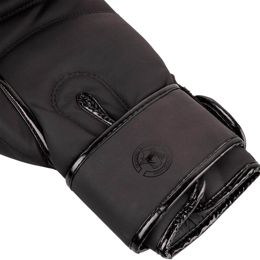 Venum contender 2.0 nyrkkeilyhanska Sopii erinomaisesti kuntonyrkkeilyyn. Lasten, nuorten, miesten, naisten ja aikuisten Nyrkkeilyhanska, koot 12oz, 14oz ja 16oz. Kuvassa ranneosa. 