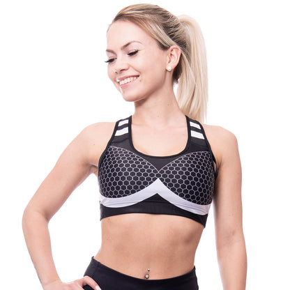 Anarchy Apparel hexaon sprtsbra hyvin istuvat urheilurintaliivit useassa koossa. Mustavalkoinen printti. Kuva mallin päällä edestä.