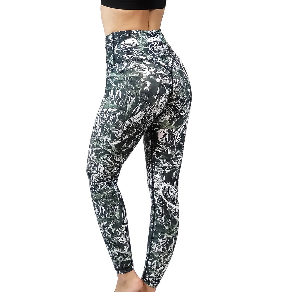 Anarchy apparel foil leggingsit, Korkeavyötäröinen ja takamuksesta sydämenmuotoinen leikkaus. Upea kuviointi. Kuva mallin päällä takaa